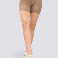 Biker deportivo color mocca de cintura alta, costuras estrategicas que alargan la silueta y ajuste medio.