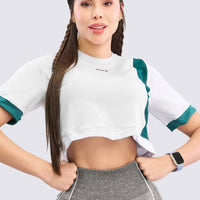 Blusa color blanco, con incrustaciones de malla en color verde. Tela en algodón suave.