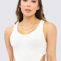 Body seamless color blanco, con estilo de cintura destapada, sin mangas, textura estilo rib.