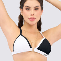 Top deportivo estilo bralette, en color blanco y negro.