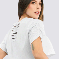 CAMISETA CROP BLANCA CON CORTES TRASEROS RVC