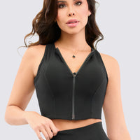 Crop Top deportivo color negro, con cierre delantero, y costuras estratégicas que estilizan la figura.