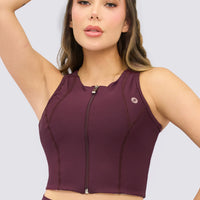 Crop Top deportivo color vinotinto con cierre delanteros y costuras estratégicas.