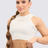 Croptop deportivp color blanco, un esencial en tu guardarropa, sin mangas para un estilo fresco.