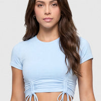 CROPTOP COLOR BABY BLUE, CON ARRUNCHE FRONTAL TEXTURA SUAVE CÓMODA.