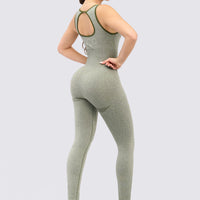 Enterizo seamless color verde, con escote trasero y compresión muscular.