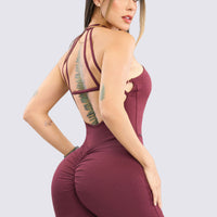 Enterizo deportivo color vinotinto, con espalda descubierta, tirantes ajustables y push up.