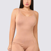 Enterizo seamless corto color café, con ajuste perfecto y compresión abdominal.