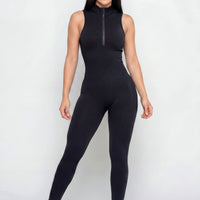 Enterizo deportivo color negro, con compresión abdominal, cierre frontal y ajuste perfecto.