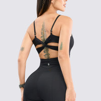 Enterizo deportivo color negro, con tirantes ajustables, nudo en la espalda de escote.