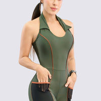 Enterizo color verde de cuello estilo polo, malla elástica para los bolsillos y venas en color terracota de contraste.