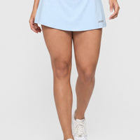 Falda con short interno, pretina alta arrunchada, textura suave que permite libertad de movimiento.