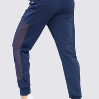 Jogger deportivo color azul marino, de tiro alto, bolsillos laterales y pretina ajustable.