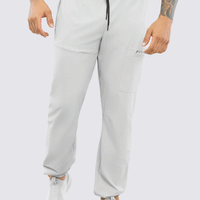 JOGGER COLOR GRIS DE HOMBRE, CON CORDON AJUSTABLE Y BOLSILLO LATERAL.