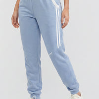 Jogger baby blue, de algodon, pretina elástica y franjas blancas laterales.