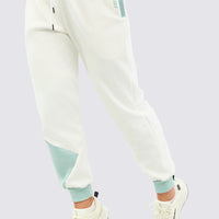 Jogger deportivo color base con detalles en color verde, cordón ajustable y bolsillos.