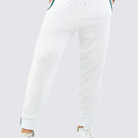 Jogger deportivo color blanco, con cordón ajustable, bolsillos laterales. Perfectos para antes o después de entrenar.