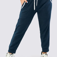 Jogger deportivo color verde jade, con cordón ajustable y bolsillos.