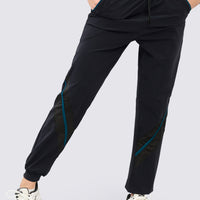 Jogger negro, con cintura ajustable, paneles de malla en la pierna y venas que hacen de este jogger algo genial.