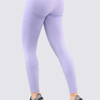 Leggings deportivo color lila, con compresion media que hace que todo se quede en su lugar, tiro alto y sombra en los glúteos que crea un efecto push up.