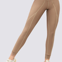 Leggings deportivo color mocca, de tiro alto, y costuras a lo largo de la prenda que aportan dinamismo