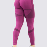 Leggings deportivo color morado, con patrón de líneas que crean un efecto de silueta de reloj de arena.