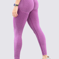 Leggings deportivo color morado con arrunche estratégico en los glúteos, tecnología transpirable.