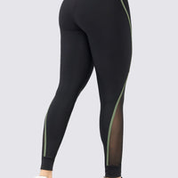 Leggings deportivo color negro, con incrustaciones de malla y venas color verde militar.