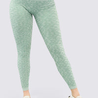 Leggings color verde con pretina alta, que no se desliza y patrón de animal print.