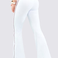 Leggings bota campana con costuras laterales y en glúteos para estilizar tu figura.