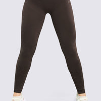 LEGGINGS COLOR CAFÉ DE PRETINA DELGADA, Y CORTE EN V EN LA PARTE TRASERA, PUSH UP Y PATRÓN DE FIGURAS A LO LARGO DE LA PIERNA.