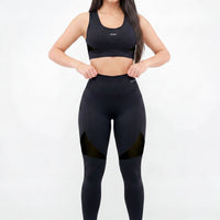 TOP DEPORTIVO NEGRO CON MALLAS ESTRATÉGICAS RVC