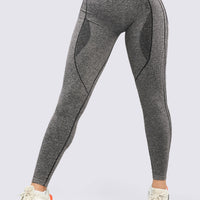 Leggings seamless color negro, pretina alta, alta elasticidad, y efecto moldeador.