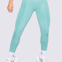 LEGGINGS DE MUJER SEAMLESS COLOR VERDE, CON SILUETA AJUSTADA Y REALCE DE COLA.