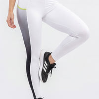 Leggings deportivo color blanco, con pretina alta, malla lateral elástica y que aporta un diseño único.