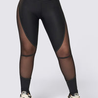Lggings deportivo negro, con mallas incrustadas flexibles y resistentes.