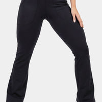 Pantalón negro bota recta con bolsillos funcionales, pretina alta y ajuste cómodo.