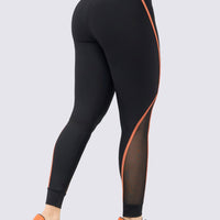Leggings de base en color negro, con venas en color terracota, pretina alta, mallas laterales, y textil que ayuda a moldear el cuerpo.