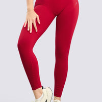 Leggings seamless color rojo, de pretina delgada, push up trasero con corte en V y patrón de figuras.