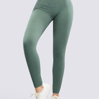 Leggings color verde texturizado, con pretina alta que comprime el abdomen.