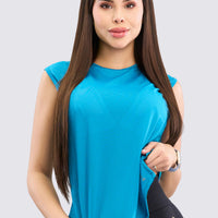 Camiseta manga sisa color azul, con tejido tipo mesh, de sensación fresca y ligera.