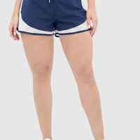 Pantaloneta azul profundo para mujer, con short interno y mallas laterales para mayor ventilación.