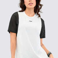 camiseta combina un frente sólido en color blanco con mangas y espalda en malla negra