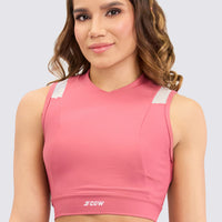 Croptop deportivo color rosado, con incrustaciones de malla flexible, para mayor respirabilidad.