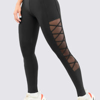 Leggings color negro, con paneles de malla, y diseños entrecruzado a los laterales.