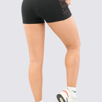 Short deportivo color negro, con malla lateral para mayor respirabilidad, diseño orgánico.