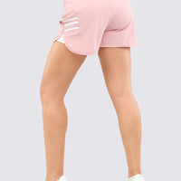 Short deportivo color rosado, con short interno, corte a los laterales que permite movimientos.
