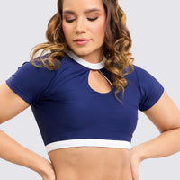 Top deportivo color azul marino, con abertura frontal en forma de gota, y un escote en espalda genial.