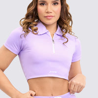 CropTop deportivo color lila, cierre delantero, cuello, muy funcional para ir del yoga a un brunch con amigas.