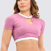 Top deportivo color rosado, con escote trasero, abertura frontal y colo blanco en contraste.
